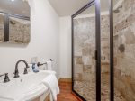 Gleesome Inn - Guest House Bathroom